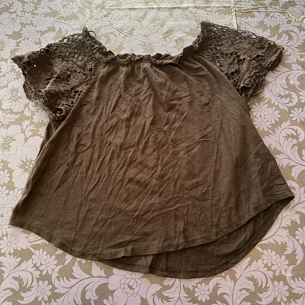 Large Eyeshadow black cropped blouse